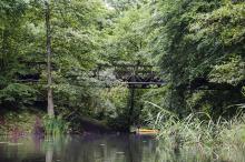 Most nad rzeką przepływany dołem