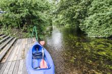 Po przeniesieniu kajaków w Złocieńcu przenosimy kajaki lewym przegiem
